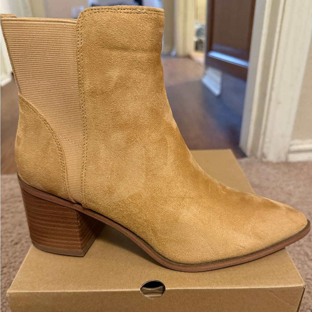 Coutgo suede tan ankle booties never worn